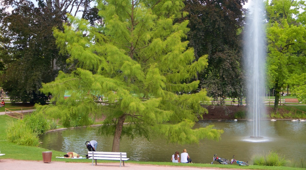 L\'Orangerie Garden which includes a fountain and a garden