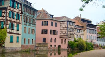 Petite-France mit einem Fluss oder Bach und Stadt