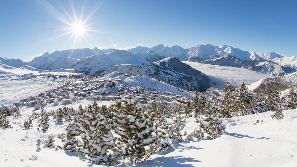 L\'Alpe-d\'Huez mettant en vedette petite ville ou village, neige et montagnes