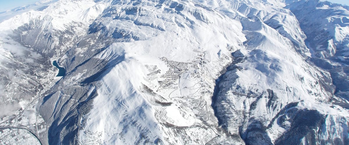 Huez showing mountains and snow
