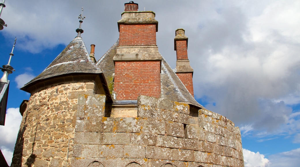 Combourg showing heritage architecture and heritage elements