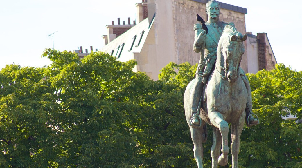 Parigi mostrando statua o scultura e oggetti d\'epoca