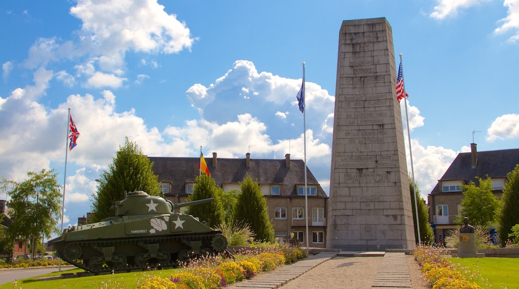 Avranches que inclui elementos de patrimĂŽnio e itens militares