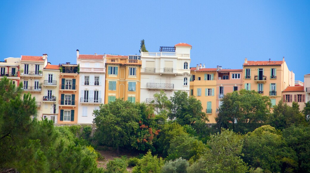 La Condamine-Châtelard che include città e giardino