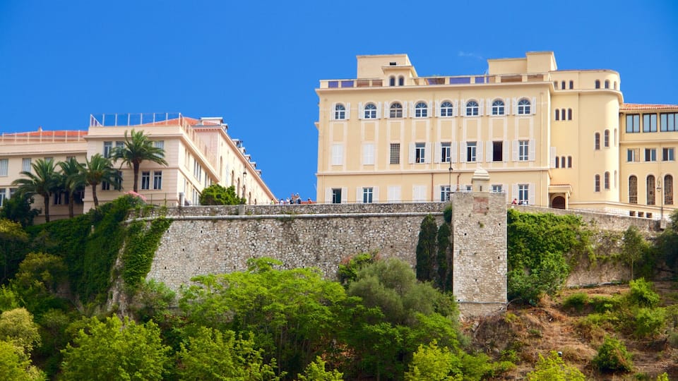 La Condamine-Châtelard que inclui uma cidade e um jardim