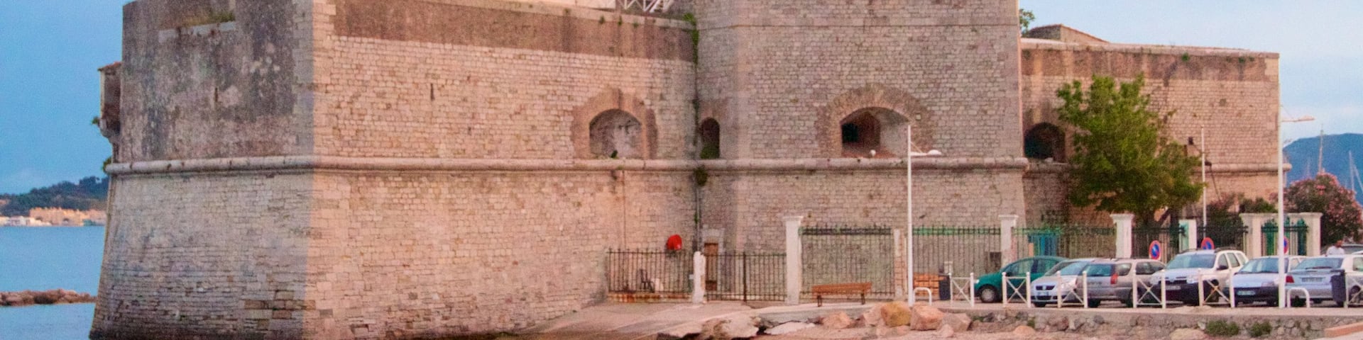 Toulon qui includes patrimoine historique et plage de galets