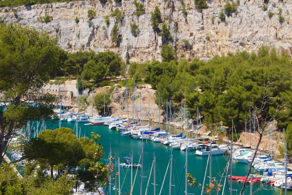 Calanques qui includes rivière ou ruisseau et baie ou port