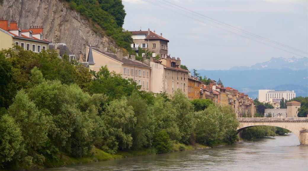 Isère che include fiume o ruscello e città