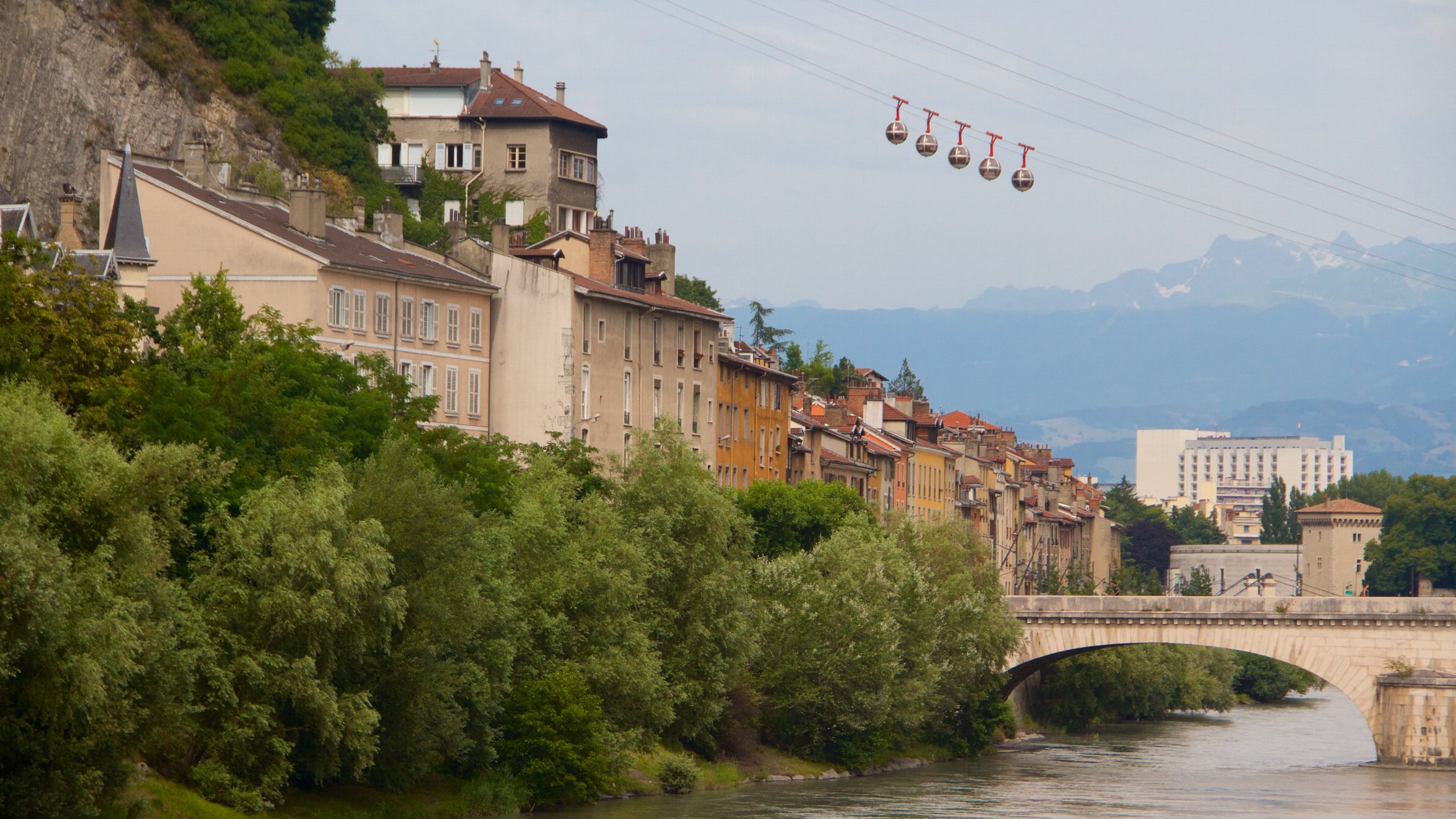 Grenoble que incluye una ciudad, una pequeña ciudad o pueblo y un río o arroyo