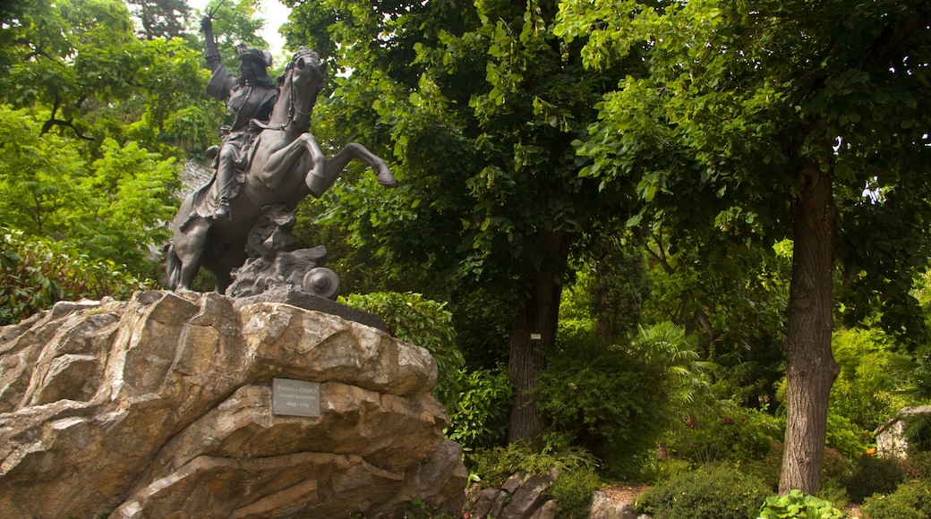 Grenoble ofreciendo un jardín y una estatua o escultura