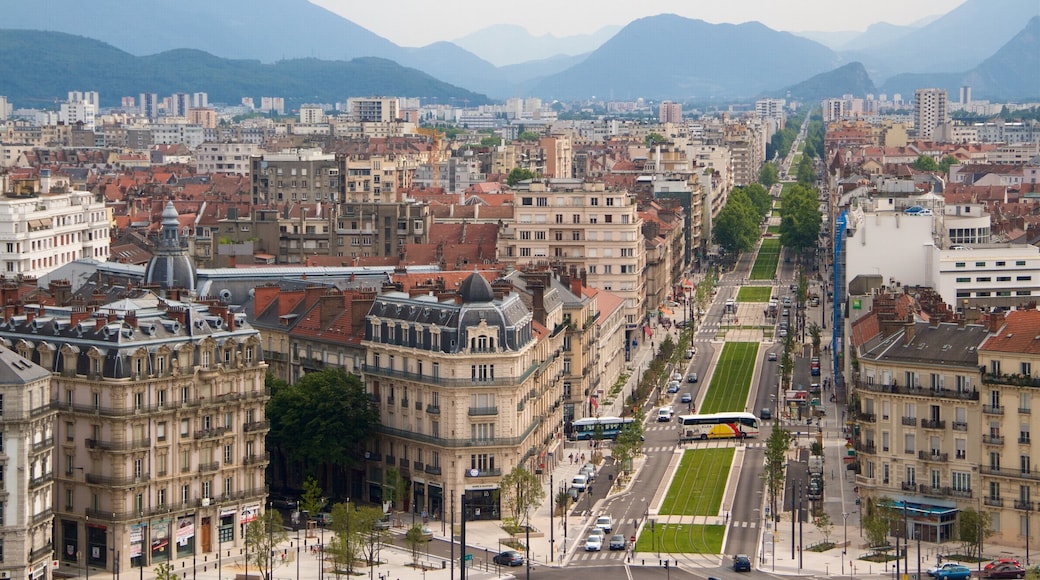 Grenoble som omfatter en by