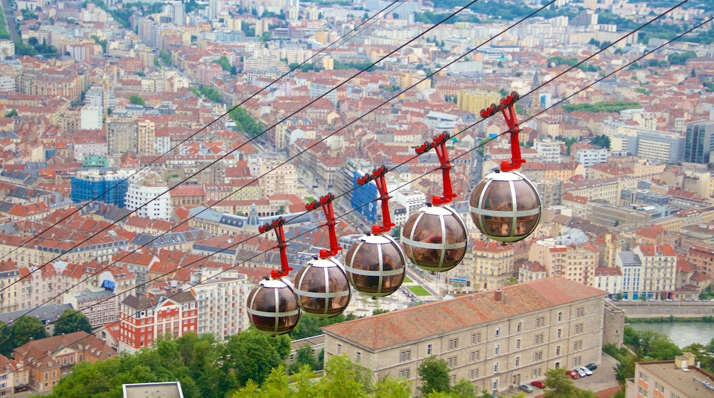 Grenoble-Bastille Kabelbane som viser en by og en kabinelift