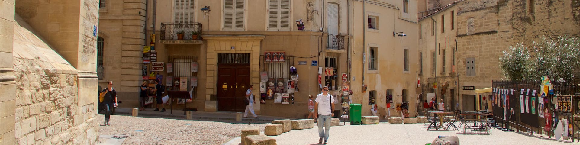 Avignon qui includes square ou place