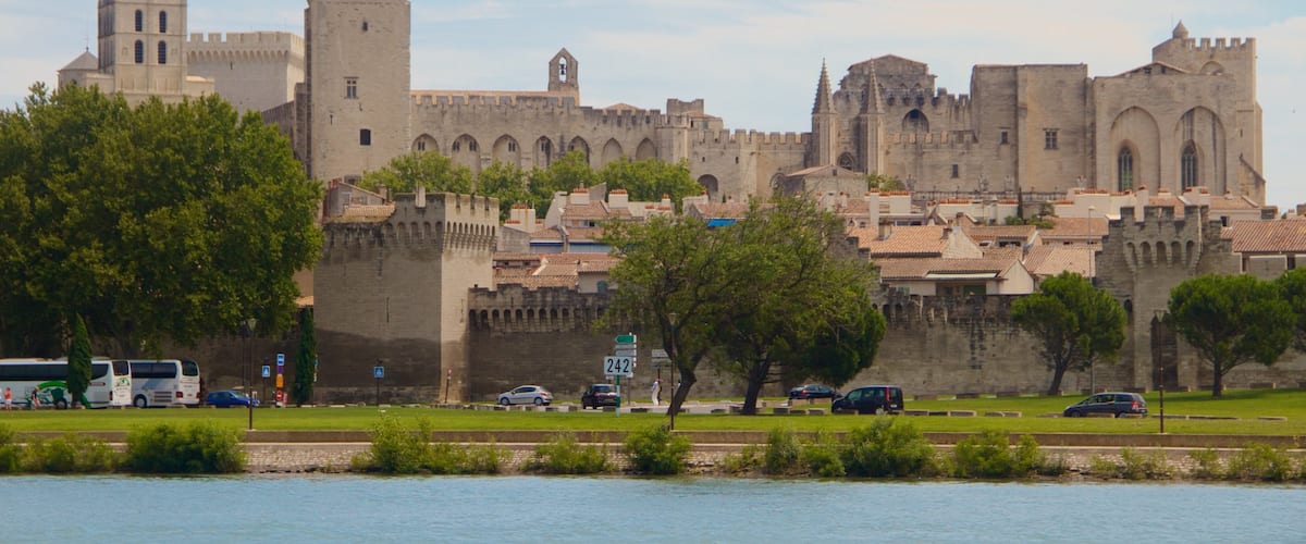 Aviñón ofreciendo elementos del patrimonio, un río o arroyo y patrimonio de arquitectura