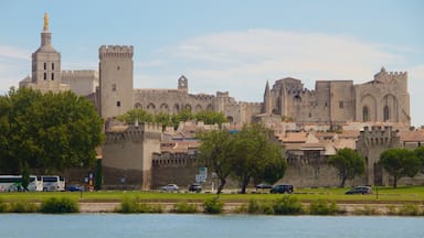 Avignon mostrando um rio ou córrego, arquitetura de patrimônio e elementos de patrimônio