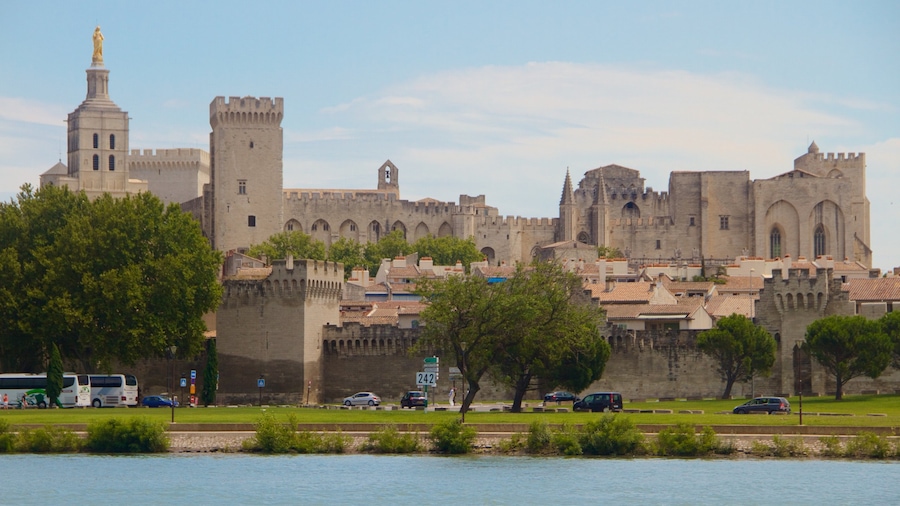Aviñón ofreciendo elementos del patrimonio, un río o arroyo y patrimonio de arquitectura