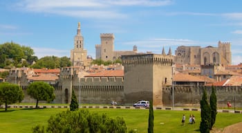 City Walls which includes a city, heritage elements and heritage architecture