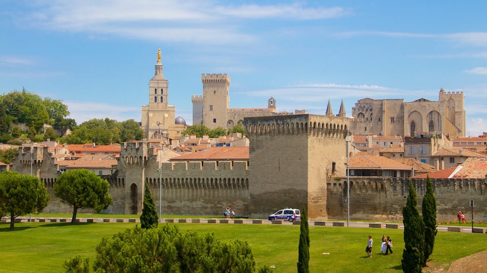 City Walls which includes a city, heritage elements and heritage architecture