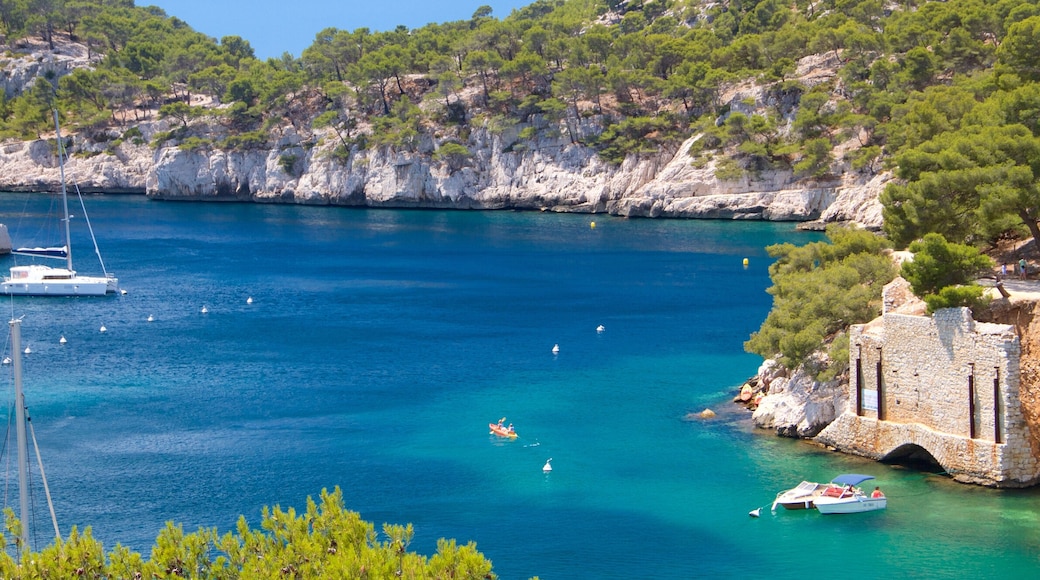 Calanques che include paesaggi rilassanti, barca a vela e porto turistico