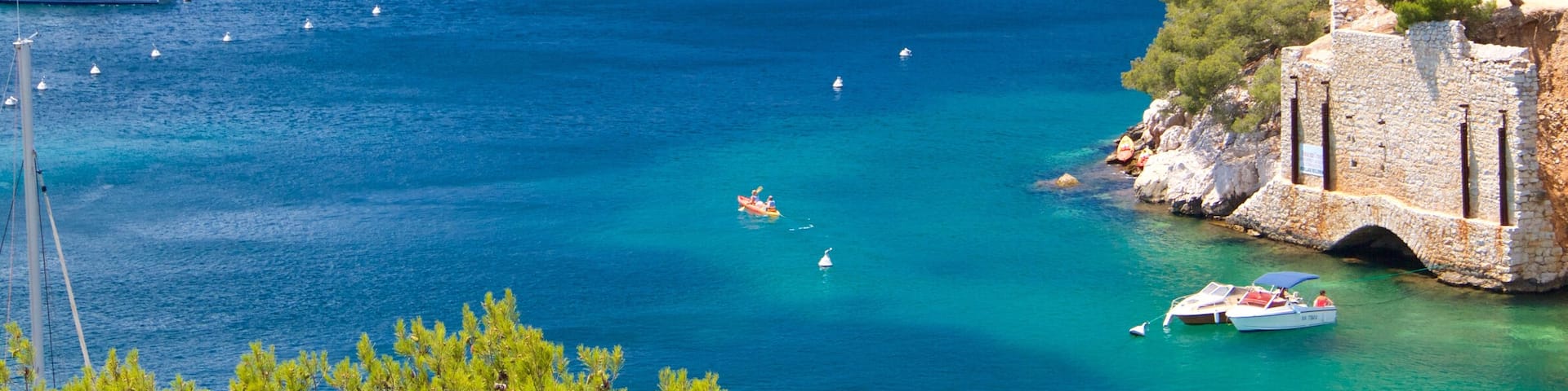 Calanques montrant marina, riviĂšre ou ruisseau et voile