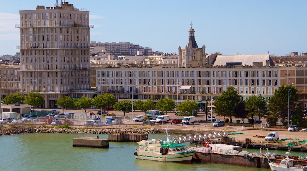 Le Havre which includes a city and a bay or harbor