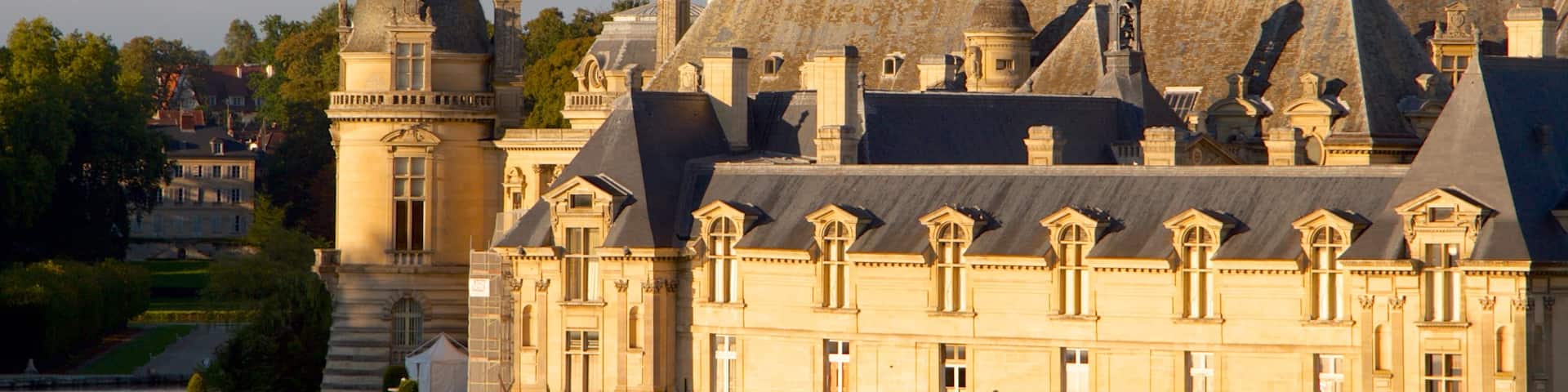 Chateau de Chantilly featuring heritage elements and heritage architecture