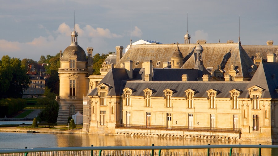 Chateau de Chantilly og byder på historiske bygningsværker og kulturarvsgenstande