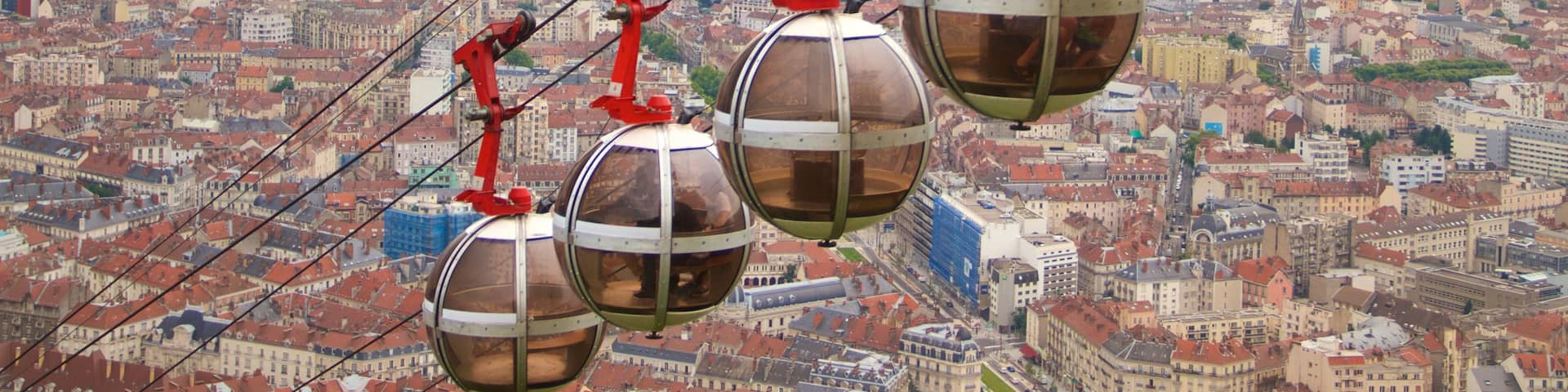 Fort de la Bastille mettant en vedette montagnes, gondole et ville