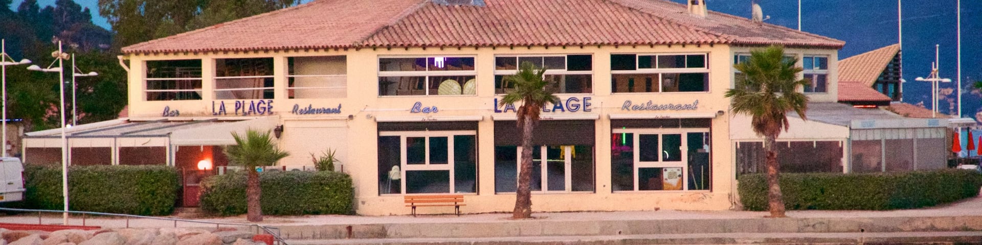 Toulon Beach which includes general coastal views