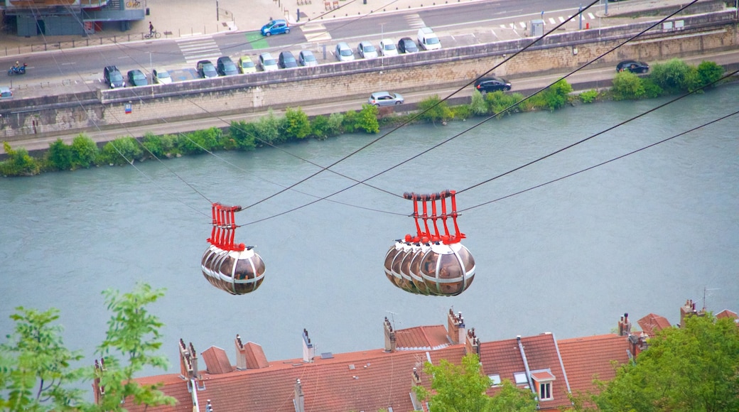 Teleférico de Grenoble Bastille ofreciendo un río o arroyo y una góndola