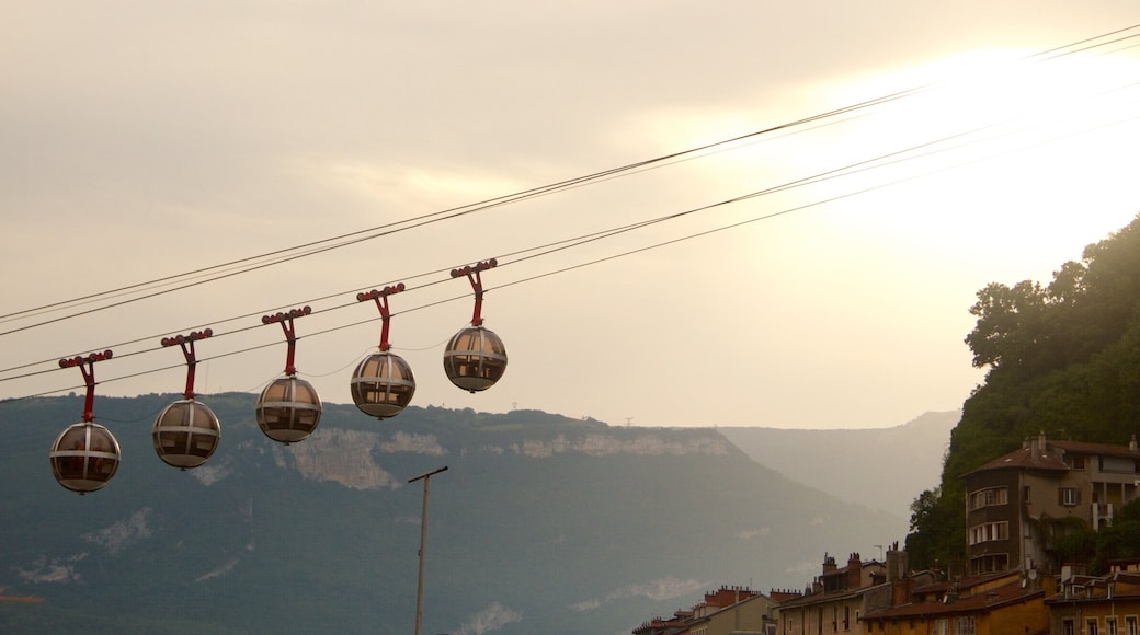 Grenoble-Bastille linbana som inkluderar en gondola