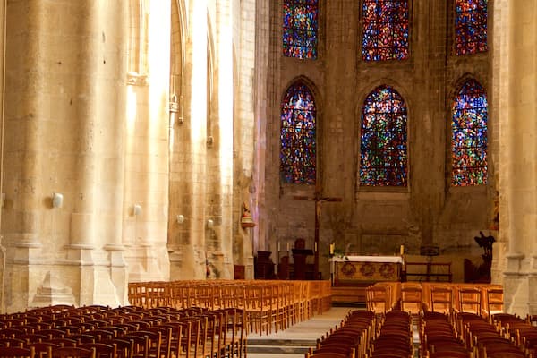 Kathedrale Saint-Vulfran das einen Innenansichten, historische Architektur und Kirche oder Kathedrale