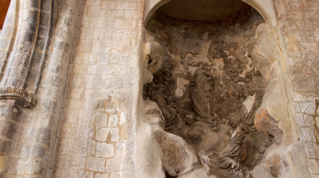 Catedral de Saint-Vulfran que incluye una iglesia o catedral y elementos del patrimonio