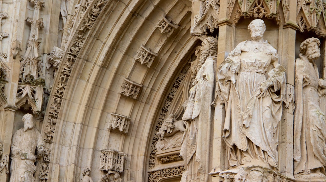 Saint-Vulfran Cathedral showing a church or cathedral, heritage elements and a statue or sculpture