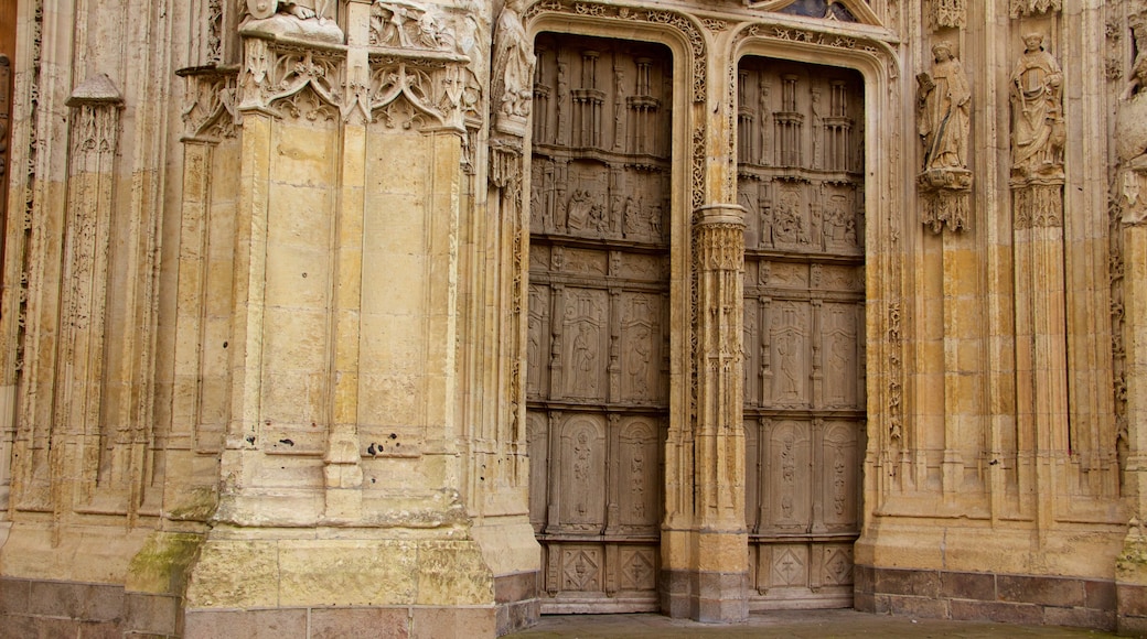 Église Saint-Vulfran mostrando arquitetura de patrimônio, uma igreja ou catedral e elementos de patrimônio