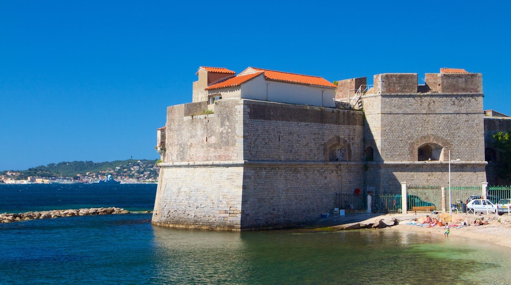 Toulon inclusief algemene kustgezichten en historisch erfgoed