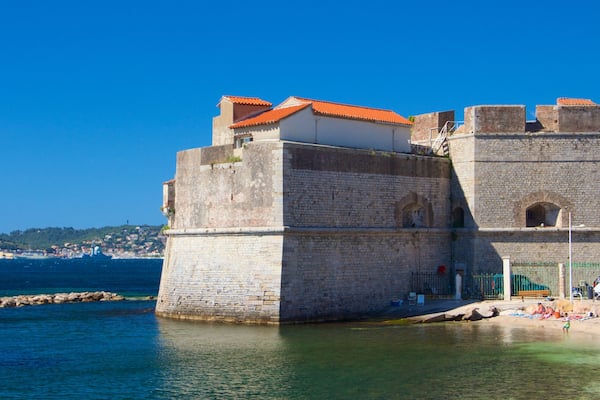 Toulon mettant en vedette vues littorales et patrimoine historique