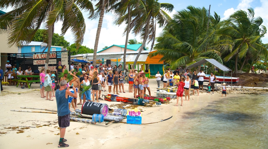 Caye Caulker qui includes vues littorales aussi bien que important groupe de personnes