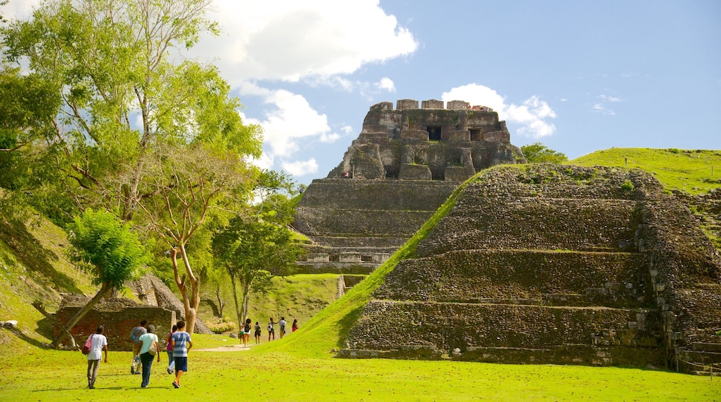 Yacimiento arqueológico Xunantunich que incluye elementos patrimoniales y cultura indígena