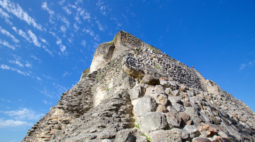 Xunantunich caratteristiche di cultura indigena e oggetti d\'epoca