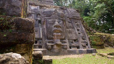 Lamanai mostrando elementos del patrimonio y cultura indígena