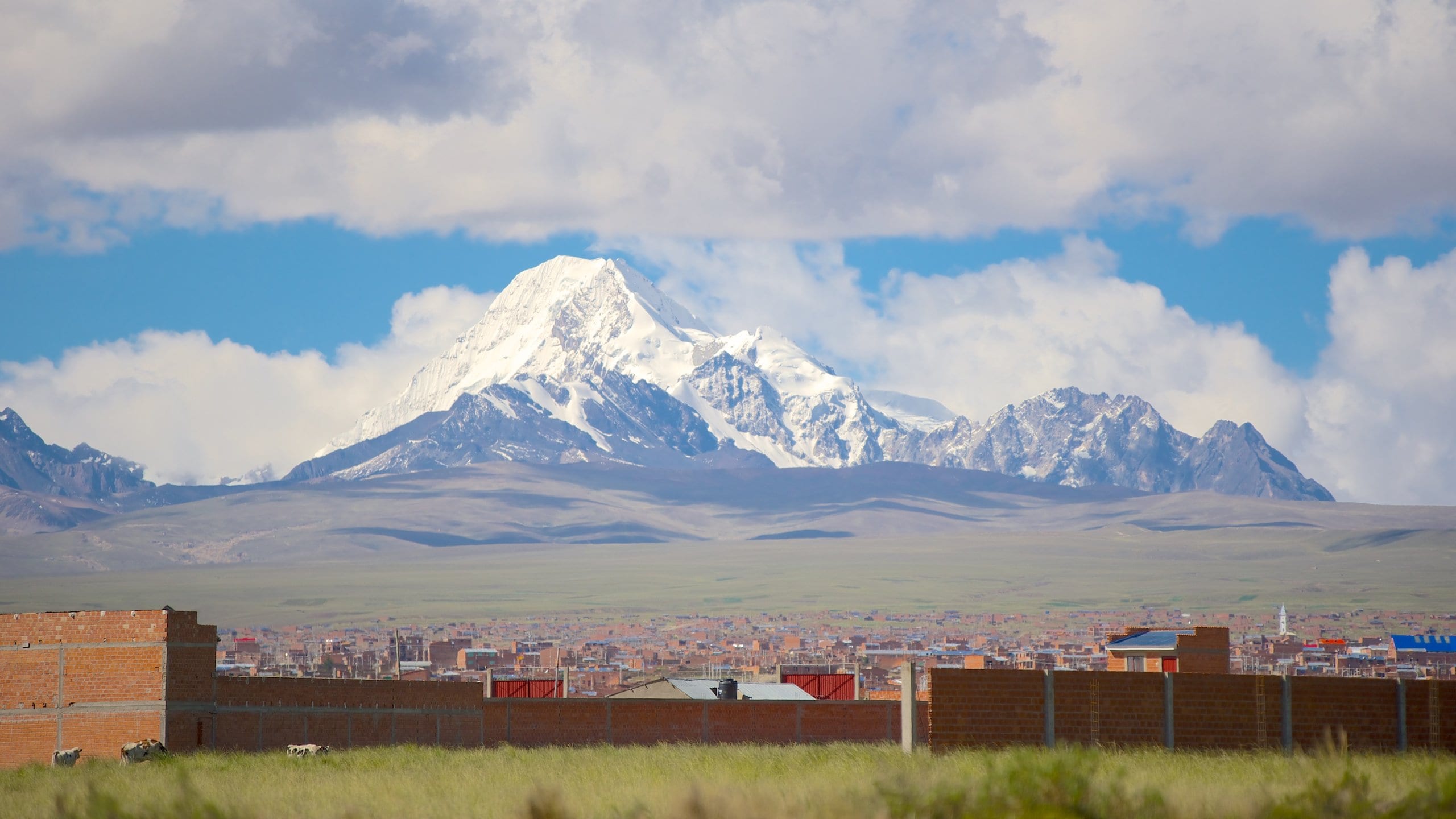 La Paz showing tranquil scenes, mountains and a city