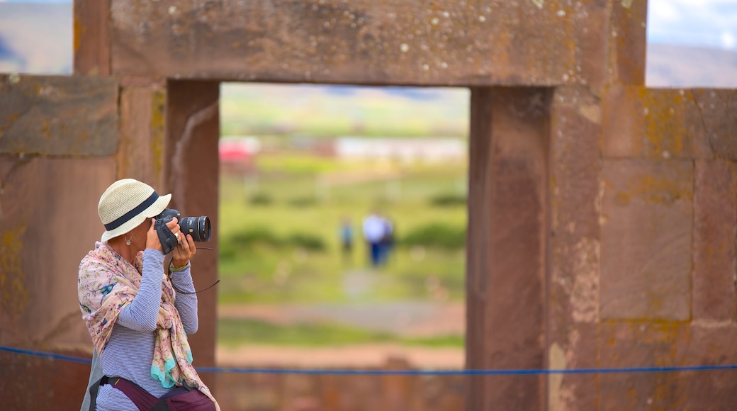 Tiwanaku bevat historisch erfgoed en ook een vrouw