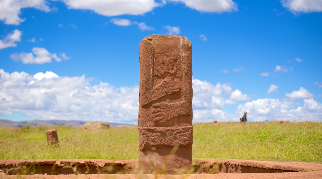 Tiwanaku featuring a statue or sculpture, tranquil scenes and heritage elements