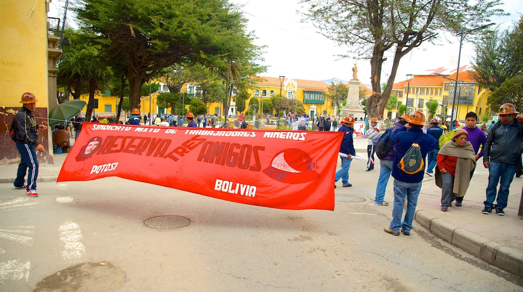 Potosí ofreciendo una ciudad y también un pequeño grupo de personas