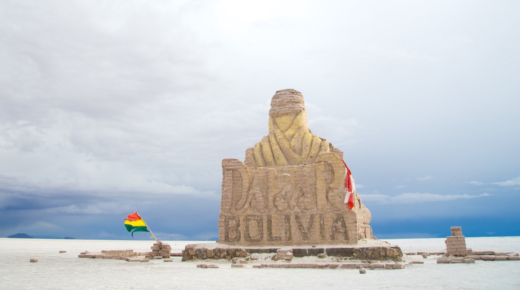 Uyuni qui includes statue ou sculpture et scènes tranquilles