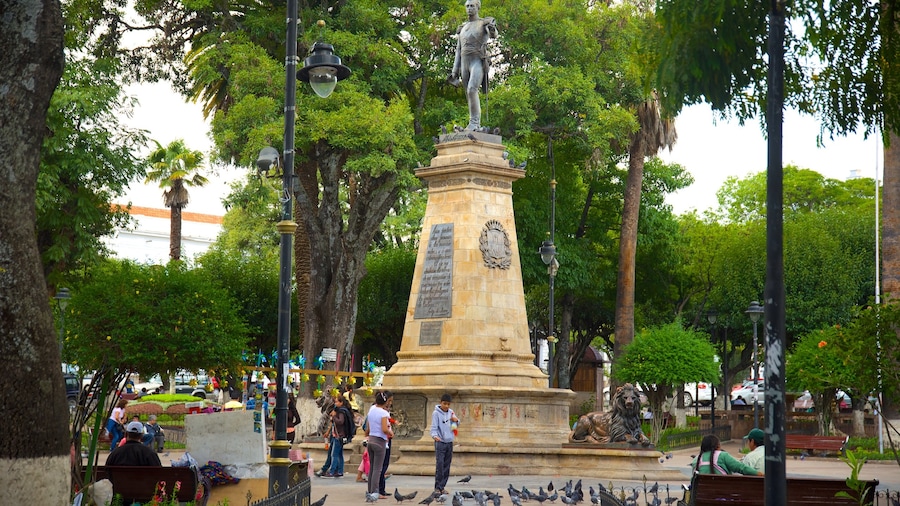 Plaza de 25 de Mayo featuring a garden and a statue or sculpture