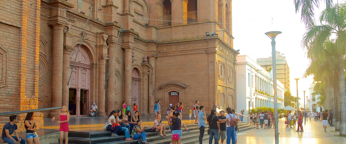 Plaza 24 de Septiembre showing heritage architecture and heritage elements as well as a large group of people