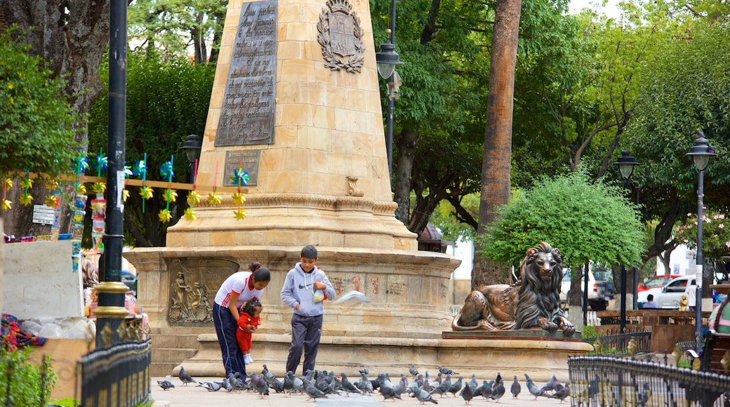 Plaza de 25 de Mayo which includes a statue or sculpture and bird life