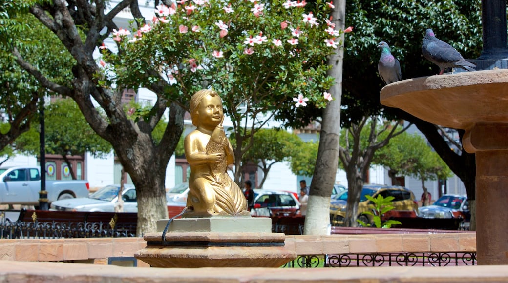 Plaza de 25 de Mayo showing a statue or sculpture